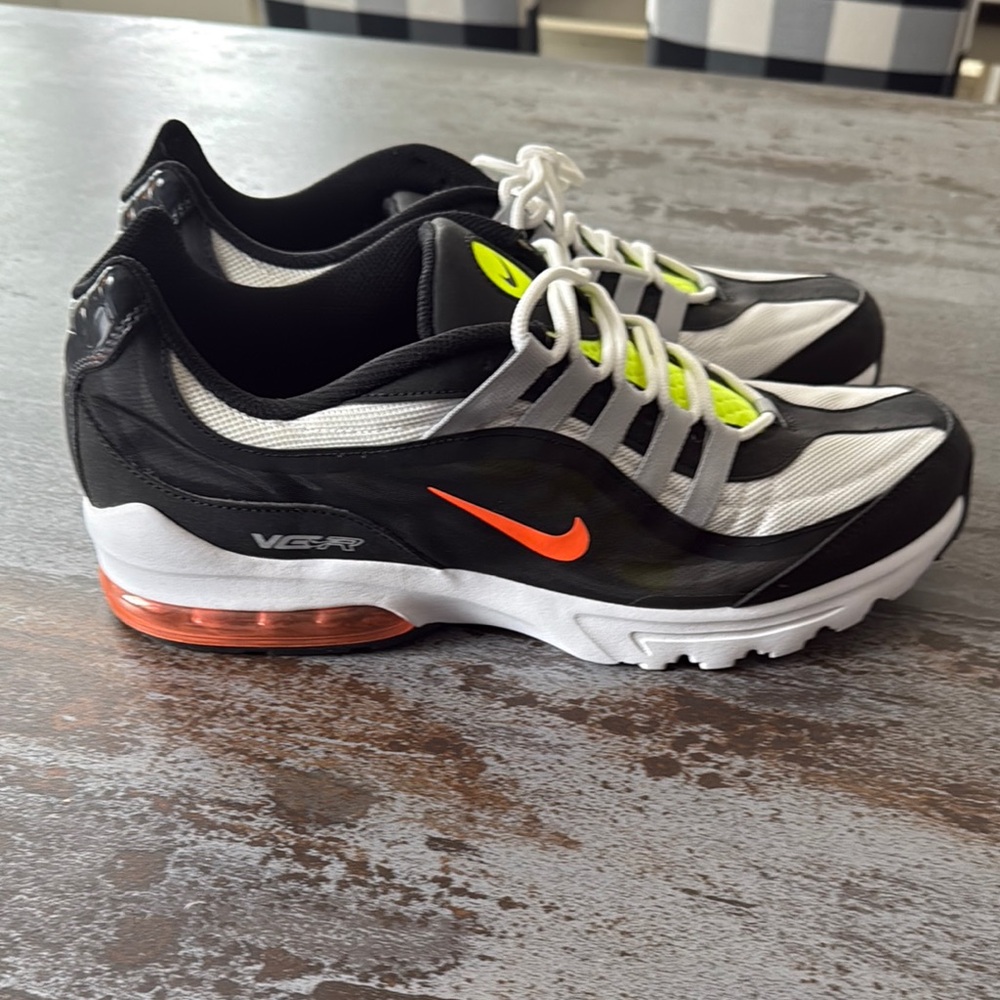Nike Men's Black and White Sneakers